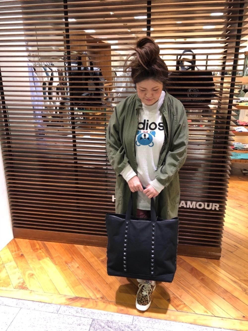 「カラーパンツ、ロングジャケット、ローカットスニーカー、低身長」｜「HYSTERIC GLAMOURのADIOS pt ビッグT-SH（Tシャツ/カットソー、ホワイト系）」を使った、ともさん（レディース・154cm）の冬コーディネートの1枚目の写真