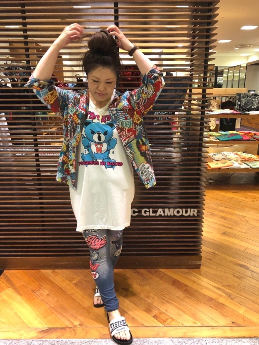 「ストリート、楽ちんスタイル、夏コーデ、低身長、総柄ブルゾン、ロングヘア、ヒステリックグラマー、Tシャツワンピース、デニムレギンス、スライダー」｜「HYSTERIC GLAMOURのYOU PAY ネックレス（ネックレス、ゴールド系）」を使った、ともさん（レディース・154cm）の夏コーディネートの1枚目の写真