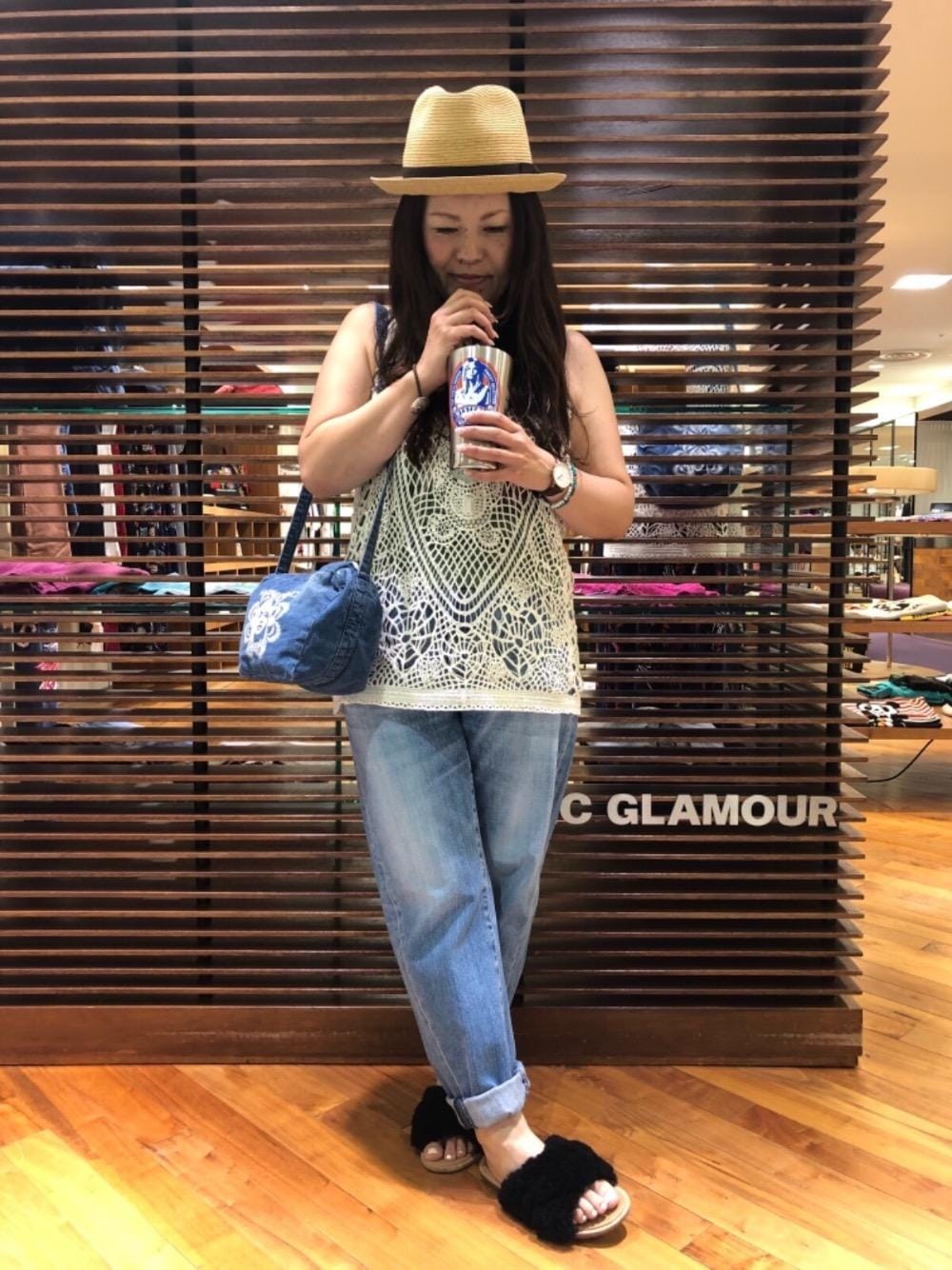 「デニム、カジュアル、シンプル、ベスト、大人カジュアル、Hysteric Glamour、キャミソール、夏コーデ、ヒステリックグラマー、かぎ針編み」｜「HYSTERIC GLAMOURのAkashic Tree× HYSTERIC/BEADSブレス（ブレスレット、ブルー系）」を使った、ともさん（レディース・154cm）の夏コーディネートの1枚目の写真