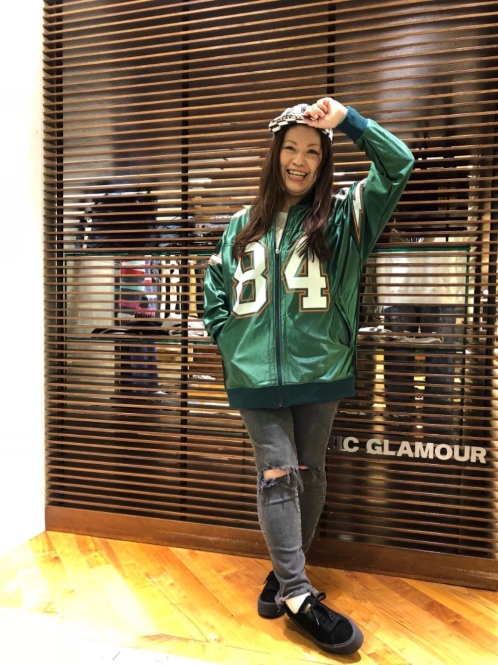 「デニム、カジュアル、Tシャツ、ストリート、大人カジュアル、Hysteric Glamour、秋コーデ、アメフト、スポーツMixコーデ、今の季節にぴったり」｜「HYSTERIC GLAMOURのUSED加工ISKOデニム 八分丈スリムパンツ（デニムパンツ、グレー系）」を使った、ともさん（レディース・154cm）の秋コーディネートの1枚目の写真