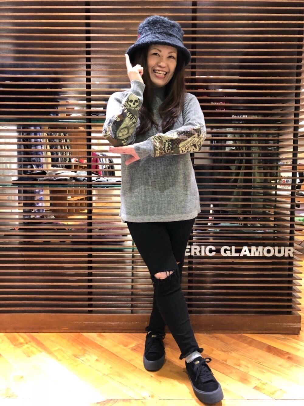 「デニム、カジュアル、シンプル、大人カジュアル、Hysteric Glamour、秋コーデ、プラットフォームスニーカー、ISKOデニム、FLANDERS LINEN、リブニットプルオーバー」｜「HYSTERIC GLAMOURのUSED加工ISKOデニム 八分丈スリムパンツ（デニムパンツ、ブラック系）」を使った、ともさん（レディース・154cm）の秋コーディネートの1枚目の写真