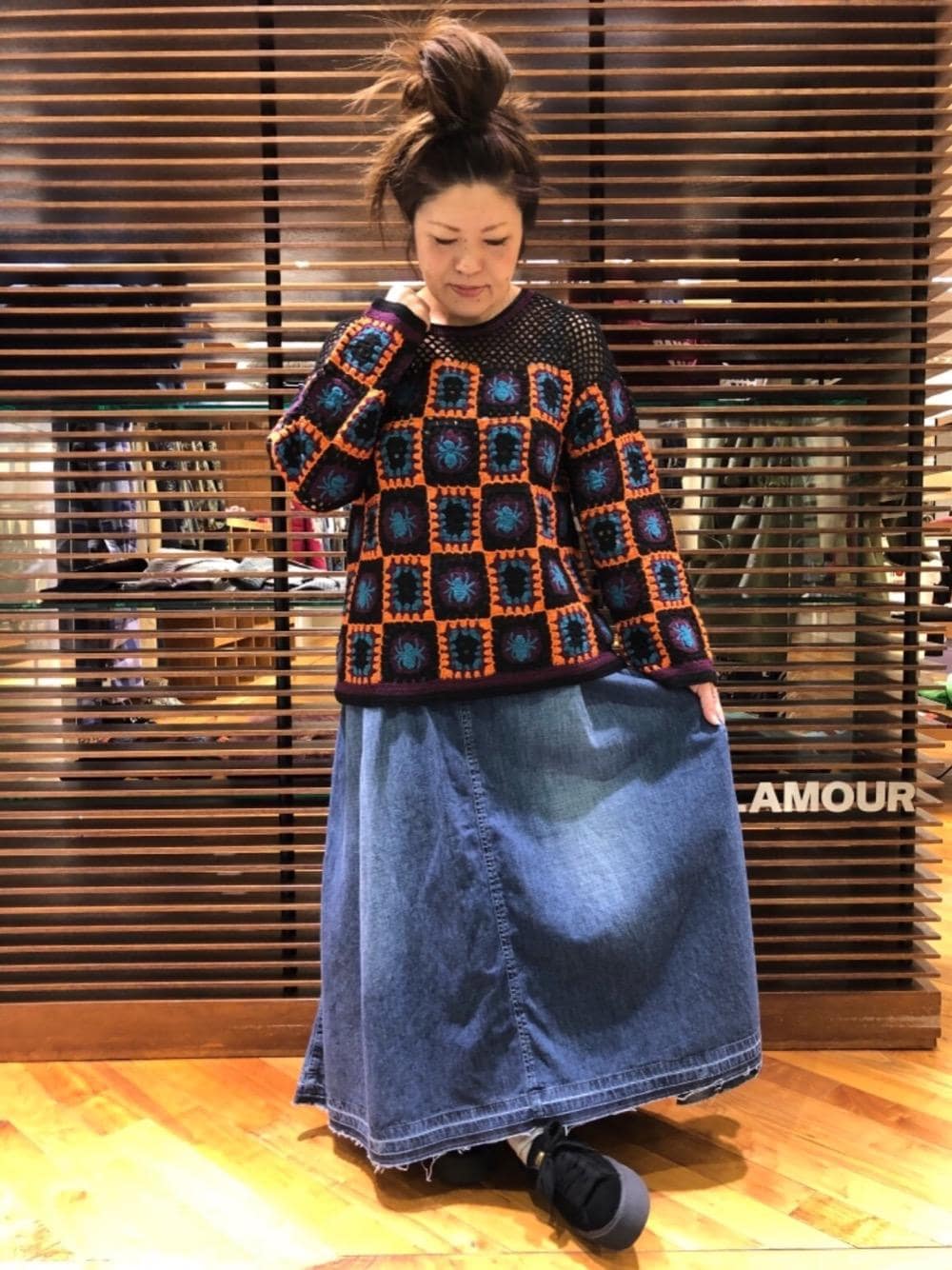 「デニム、カジュアル、シンプル、大人カジュアル、手編み、Hysteric Glamour、秋コーデ、ホッコリコーディネート、デニムフレアスカート、かぎ針編みパッチワークプルオーバー」｜「HYSTERIC GLAMOURのUSED加工デニム フレアSK（デニムスカート、ブルー系）」を使った、ともさん（レディース・154cm）の秋コーディネートの1枚目の写真