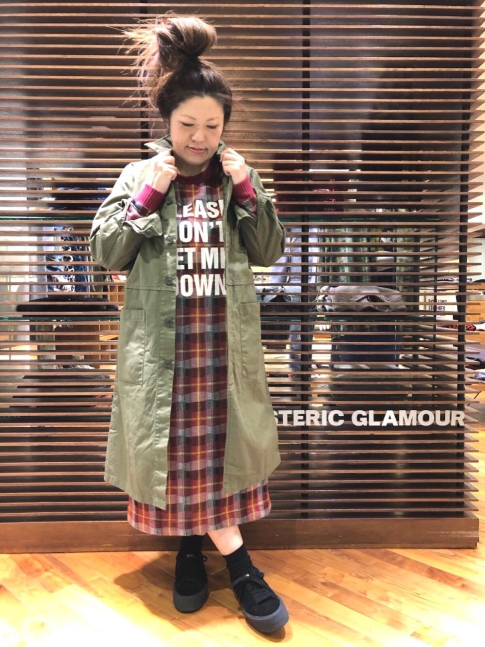 「カジュアル、シンプル、ステンカラーコート、大人カジュアル、Hysteric Glamour、チェックワンピース、秋コーデ、秋色コーディネート、カーキ×チェック、ガーリーコーディネート」｜「HYSTERIC GLAMOURのCAT THE HYS pt ステンカラーCO（ステンカラーコート、グリーン系）」を使った、ともさん（レディース・154cm）の秋コーディネートの1枚目の写真