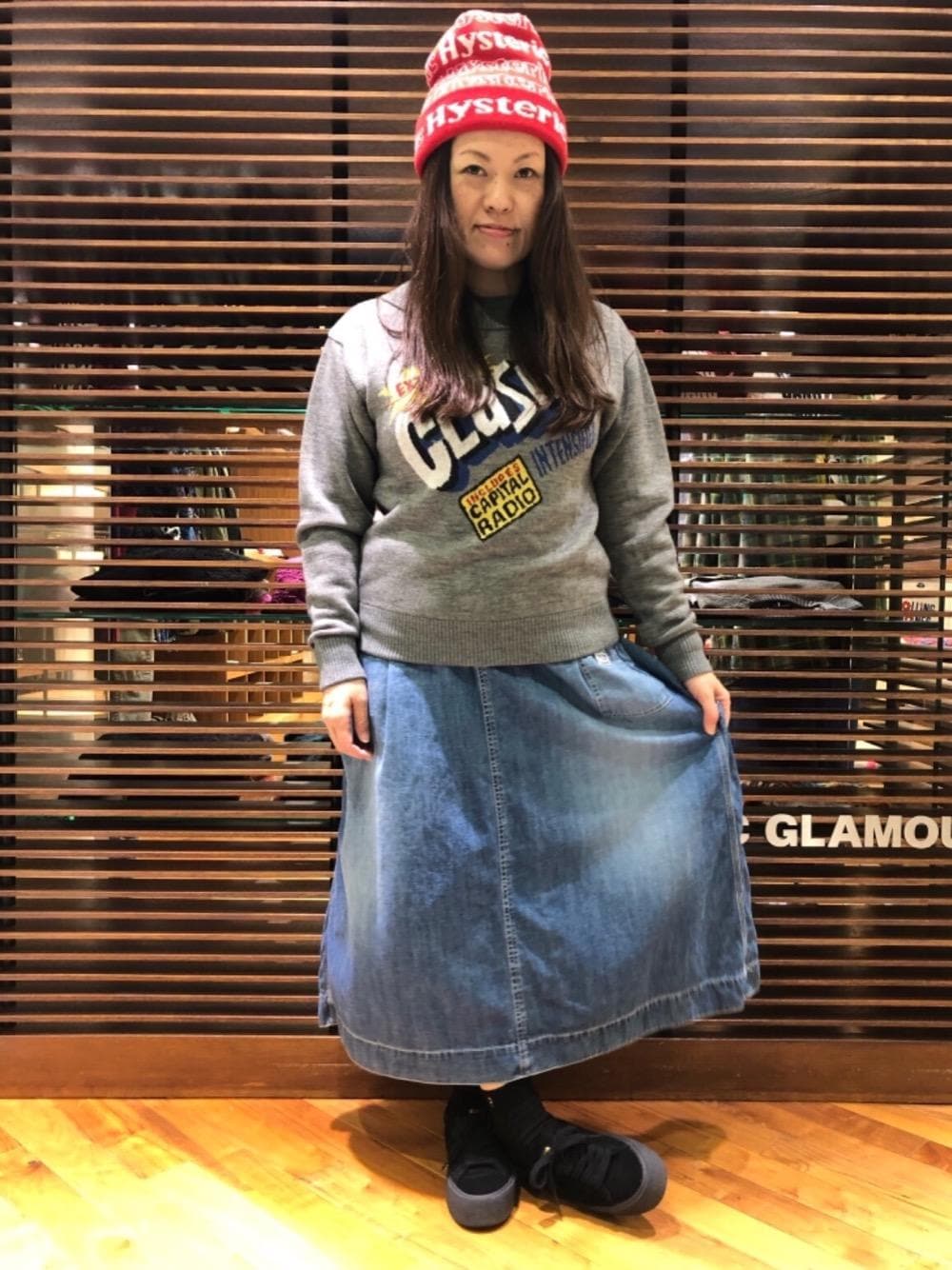 「ニット、デニム、カジュアル、シンプル、コラボ、デニムスカート、大人カジュアル、Hysteric Glamour、THE CLASH、秋コーデ」｜「HYSTERIC GLAMOURのISKOデニム ペインターギャザースカート（デニムスカート、ブルー系）」を使った、ともさん（レディース・154cm）の秋コーディネートの1枚目の写真