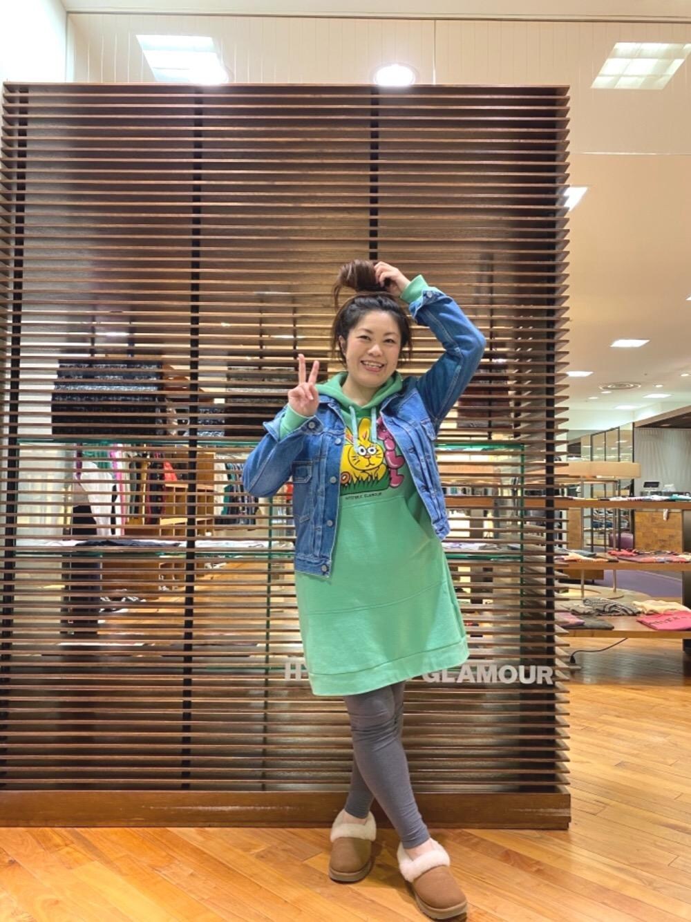 「スウェット、デニム、ワンピース、パーカー、Hysteric Glamour、春コーデ、ラフコーデ、カジュアルコーデ、ヒステリックグラマー、ストリートコーデ」｜「HYSTERIC GLAMOURのデニム2ND TYPE Gジャン（デニムジャケット、ブルー系）」を使った、ともさん（レディース・154cm）の春コーディネートの1枚目の写真