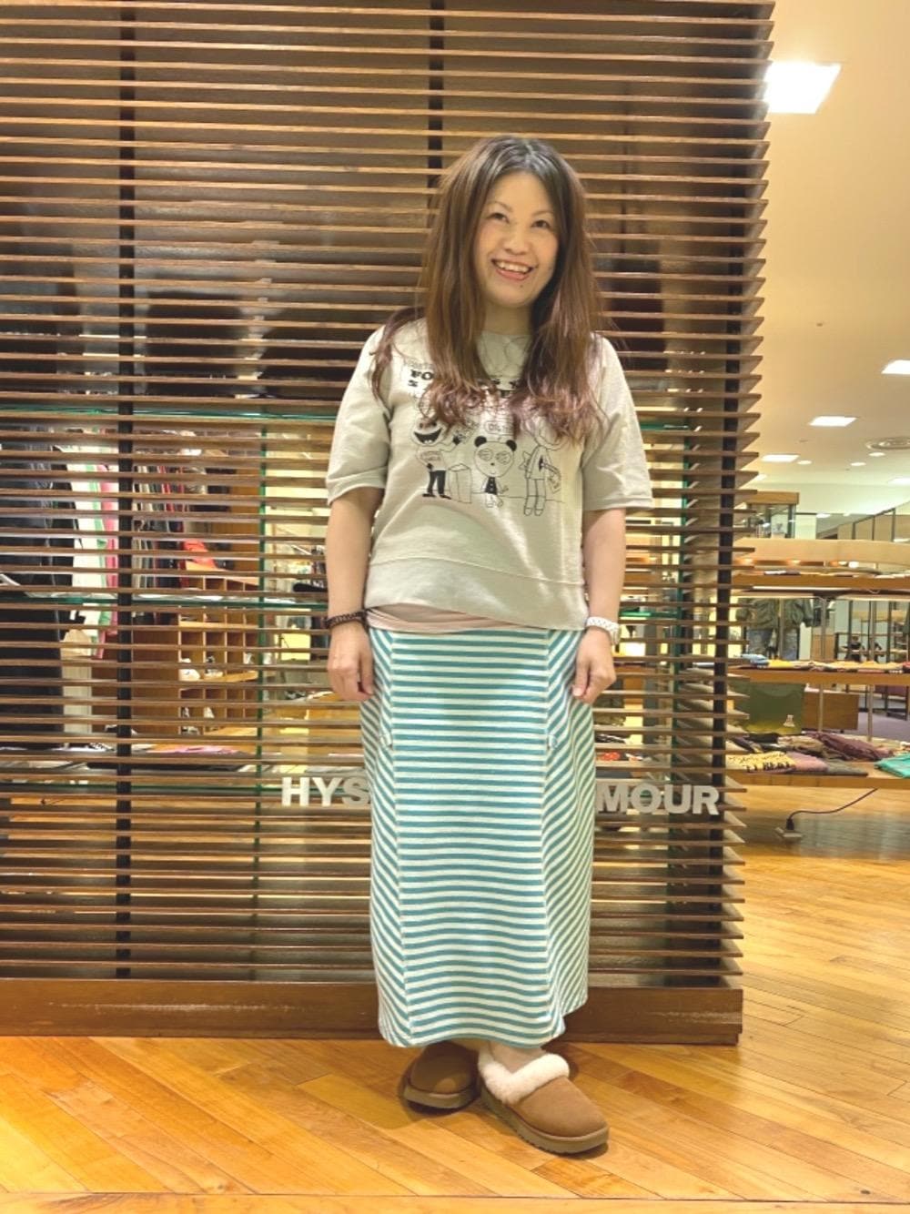 「スウェット、スカート、Hysteric Glamour、シンプルコーデ、春コーデ、ラフコーデ、カジュアルコーデ、ヒステリックグラマー、スクエアネック」｜「HYSTERIC GLAMOURのHG FOR AGES スウェット（Tシャツ/カットソー、グレー系）」を使った、ともさん（レディース・154cm）の春コーディネートの1枚目の写真