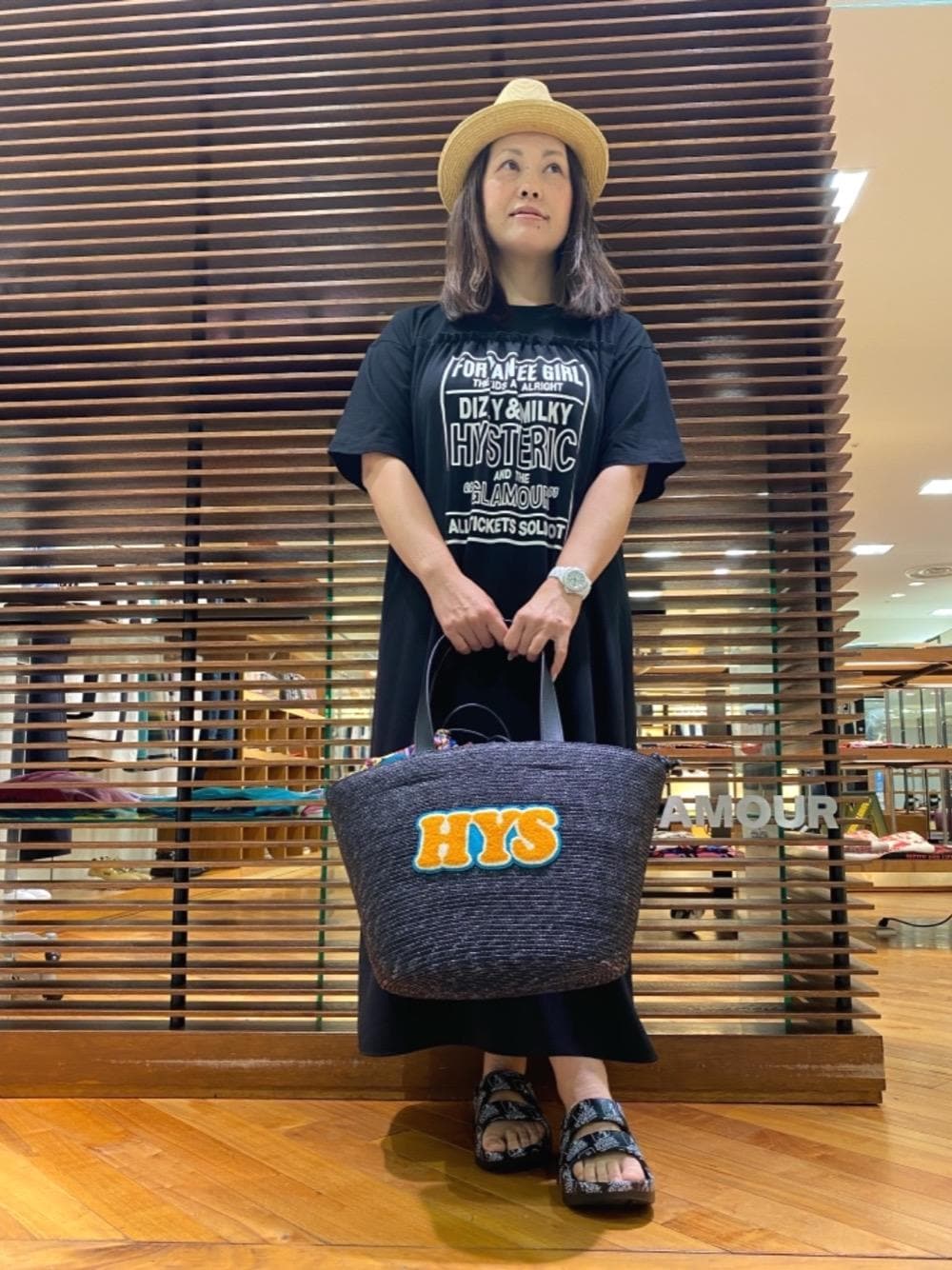 「ワンピース、ビッグシルエット、シンプルコーデ、夏コーデ、カジュアルコーデ、ヒステリックグラマー、ストローバッグ、HYSTERIC GLAMOUR、さんだる」｜「HYSTERIC GLAMOURのDIZZY＆MILKY プルオーバーワンピース（ワンピース、ブラック系）」を使った、ともさん（レディース・154cm）の夏コーディネートの1枚目の写真