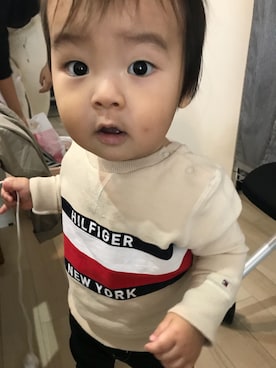 「TOMMY HILFIGER（トミーヒルフィガー）のアイテム（スウェット）」を使った、にこさん（キッズ・70cm）の秋コーディネート