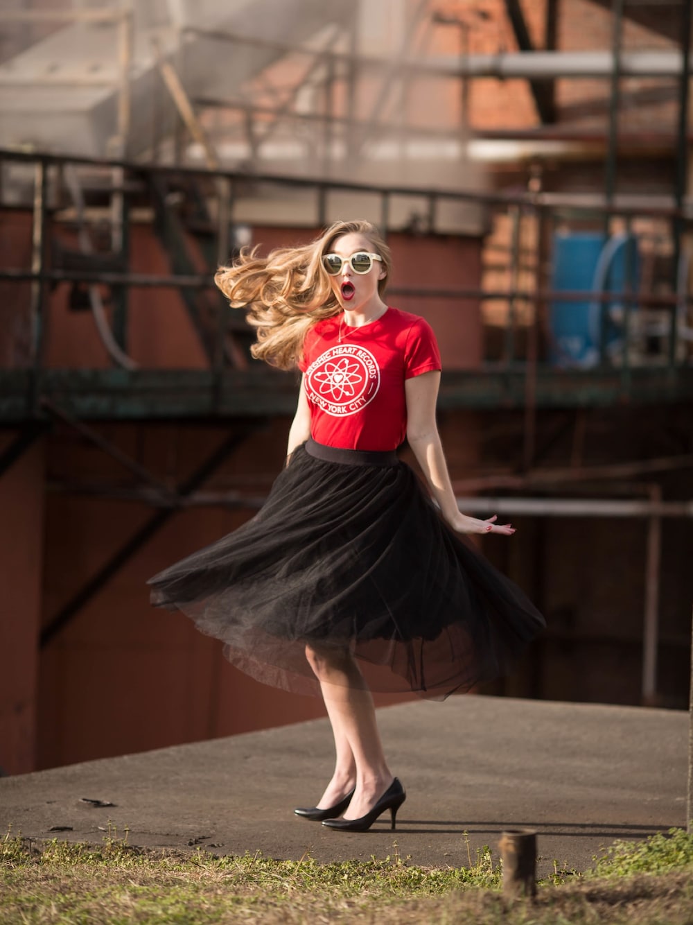 「streetfashion、skirt、Tshirts、black、glasses、metallic、classic、streetstyle、ootd、spring」｜「bailey44のアイテム（スカート、ブラック系）」を使った、Polishedpiggyさん（レディース・163cm）の春コーディネートの1枚目の写真