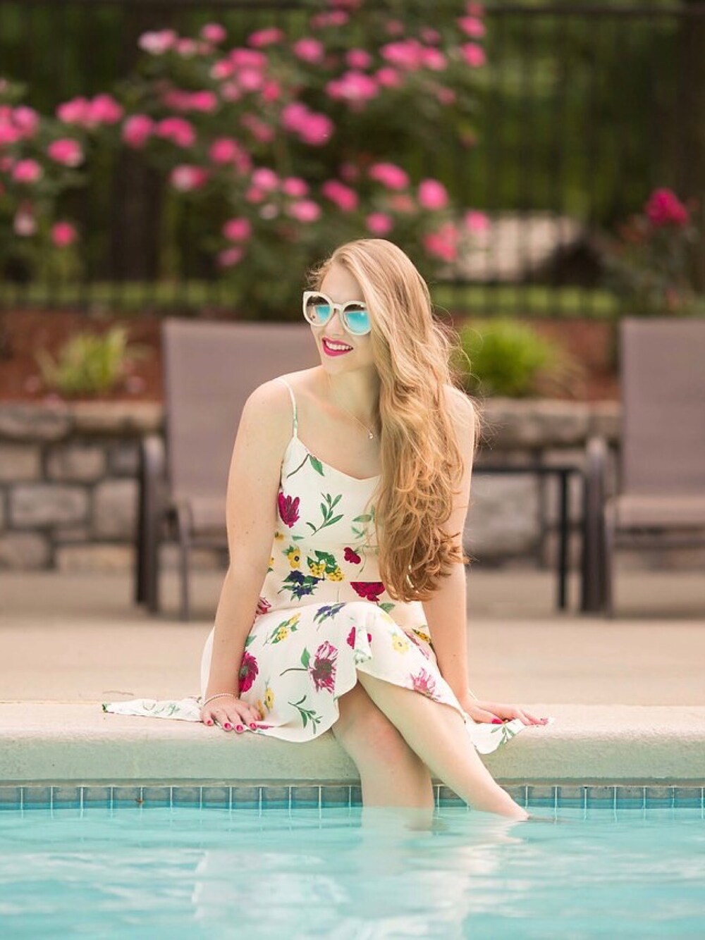 「Shades、summer、spring、statement、flower、floral、fashion、dress、WOMEN、fashion blogger」｜「FREE PEOPLEのFree People Womens ABBEY ROAD SUNGLASSES（サングラス、ホワイト系）」を使った、Polishedpiggyさん（レディース・163cm）の春コーディネートの1枚目の写真