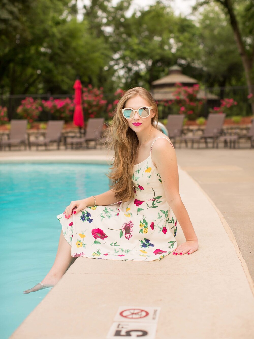 「printdress、Shades、summer、Sunglasses、dress、old navy、fashion blogger、fashion、summer style、casual」｜「FREE PEOPLEのFree People Womens ABBEY ROAD SUNGLASSES（サングラス、ホワイト系）」を使った、Polishedpiggyさん（レディース・163cm）の夏コーディネートの1枚目の写真