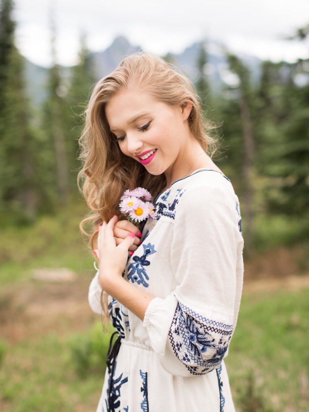 「summer、floral、fashion、white、fashion blogger、blue、embroidery、girl、dress、streetfashion」｜「FREE PEOPLEのFree People Anouk Mini Dress with Embroidery（ワンピース、ホワイト系）」を使った、Polishedpiggyさん（レディース・163cm）の夏コーディネートの1枚目の写真