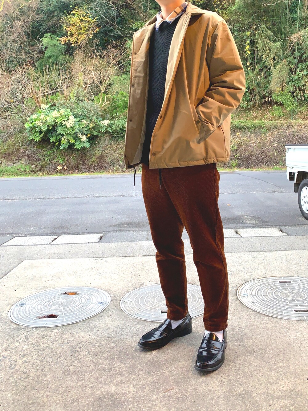 「GU、ユニクロ、コーデュロイ、チェックシャツ、ナカワタジャケット、コーチジャケット、ニット、ベージュ、冬コーデ、ローファー」｜「GUのアイテム（パンツ、ブラウン系）」を使った、準備中さん（メンズ・175cm）の冬コーディネートの1枚目の写真