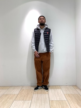 「グレーパーカー」｜すずき ともたかさん（メンズ・183cm）の秋コーディネート