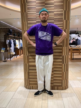 「白パン」｜すずき ともたかさん（メンズ・183cm）の春コーディネート