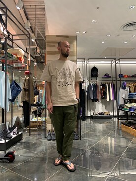 「Gramicci（グラミチ）のアイテム（チノパンツ）」を使った、すずき ともたかさん（メンズ・183cm）の春コーディネート