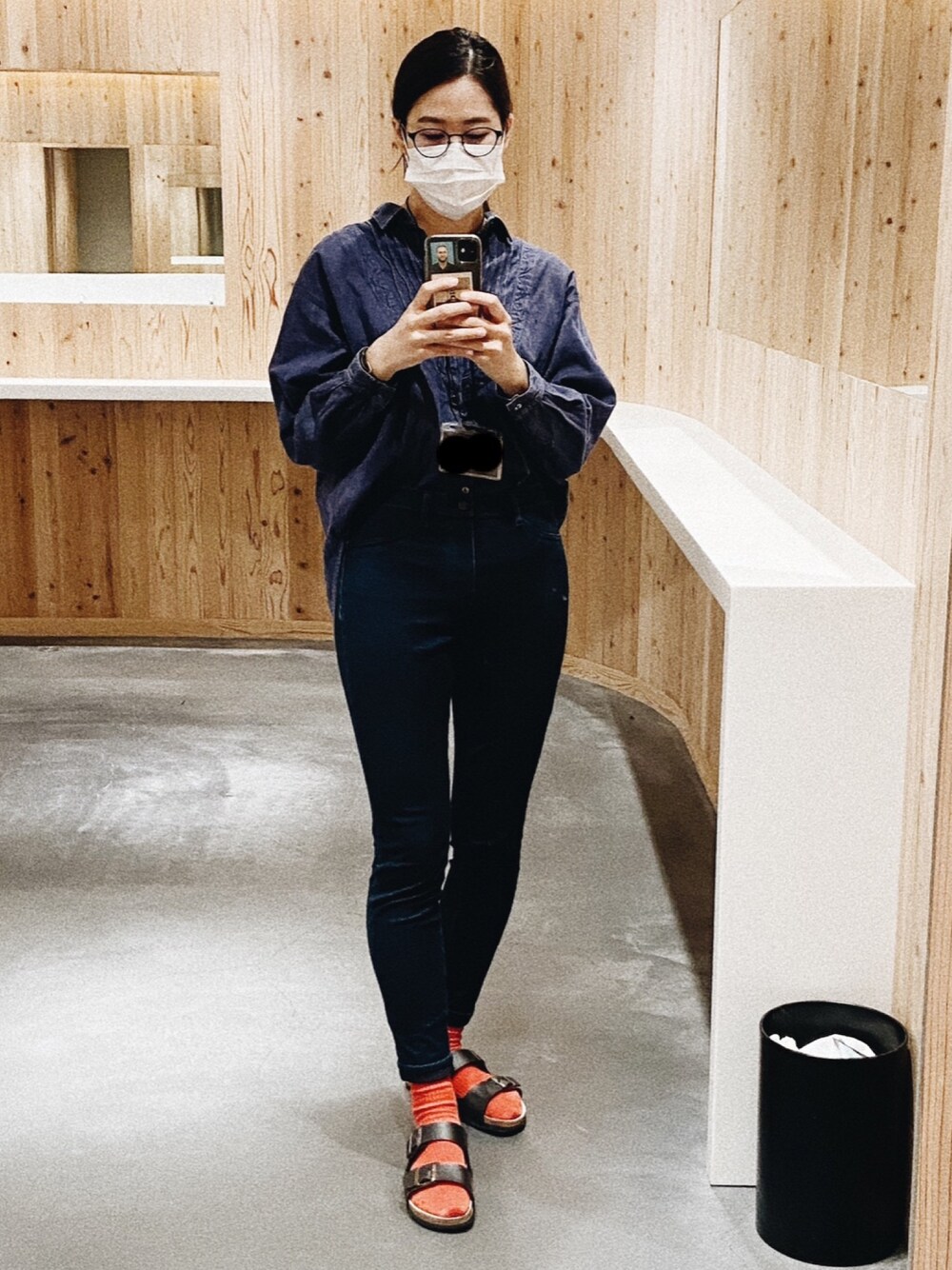 ブルー系のデニムパンツ、ブルー系のシャツ/ブラウス、レッド系のソックス/靴下を着用したレディースの秋コーディネートの1枚目の写真