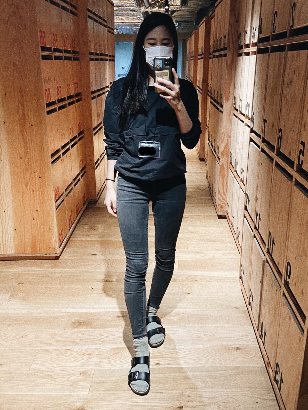 ブラック系のデニムパンツ、ブラック系のトップスを着用したレディースの秋コーディネートの1枚目の写真