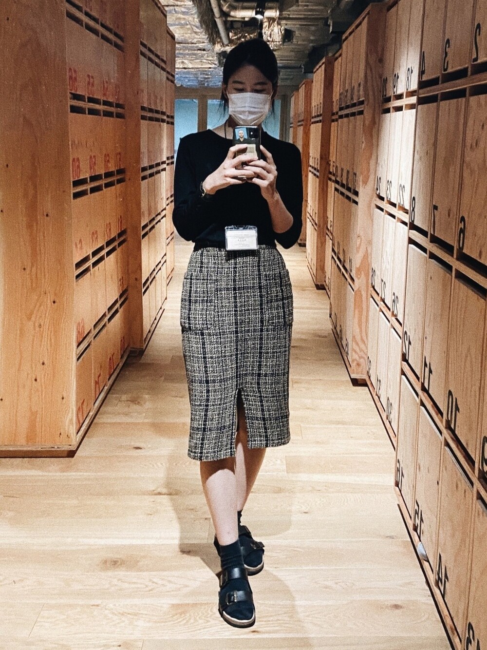 ベージュ系のスカート、ブラック系のTシャツ/カットソー、グリーン系のソックス/靴下を着用したレディースの秋コーディネートの1枚目の写真