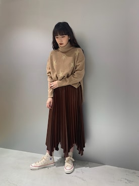 「CONVERSE TOKYO（コンバーストウキョウ）のスターカットサテンプリーツスカート（スカート、ブラウン系）」を使った、MIOさん（レディース・157cm）の冬コーディネート
