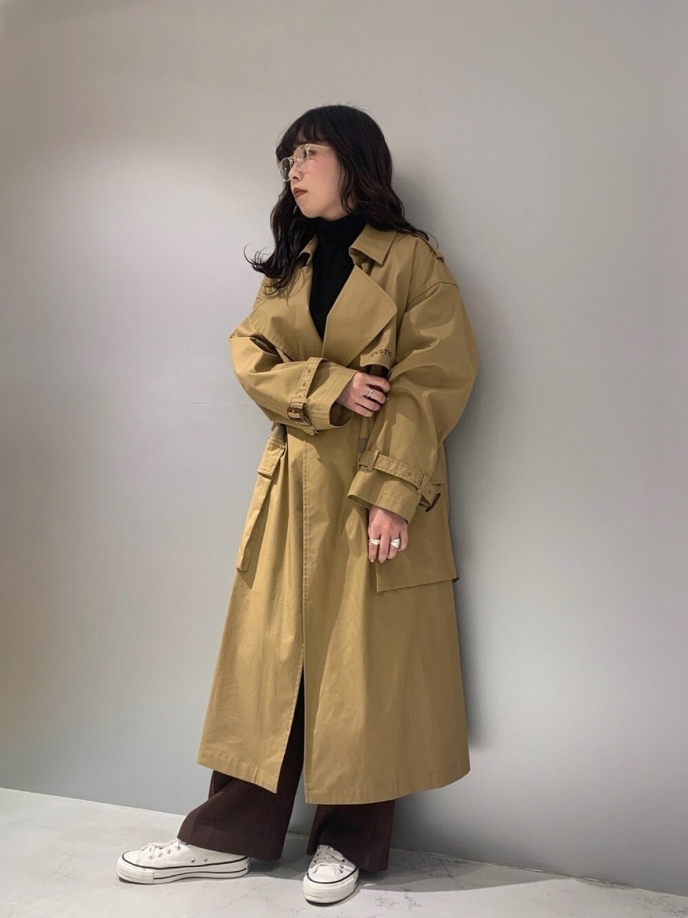 「オトナカジュアル、休日コーデ、パンツスタイル、オトナ女子、ハイネック、トレンチコート、コンバーストウキョウ、CONVERSE TOKYO、コンバース、ベージュ」｜「CONVERSE TOKYOのリラックストレンチコート（トレンチコート、ベージュ系）」を使った、MIOさん（レディース・156cm）の冬コーディネートの1枚目の写真