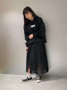 「CONVERSE TOKYO（コンバーストウキョウ）のオリジナルプレートフーディ（パーカー、ブラック系）」を使った、MIOさん（レディース・157cm）の冬コーディネート