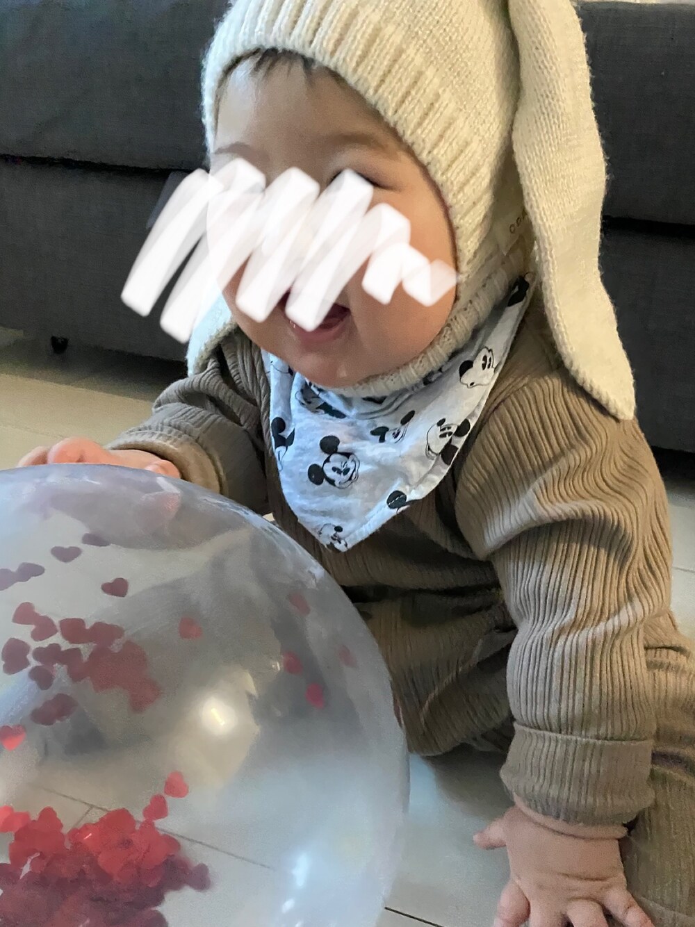 グレー系のスタイ/よだれかけ、ブラウン系のロンパース、ホワイト系のその他ベビーウェアを着用したキッズの春コーディネートの1枚目の写真