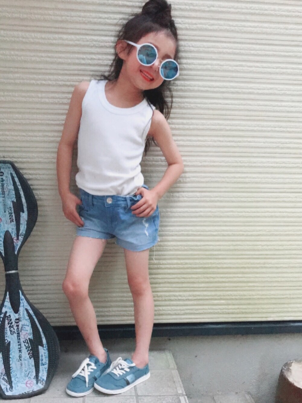 「kids、シンプルコーデ、タンクトップ、デニムパンツ、ショーパン×スニーカー、サングラス、夏コーデ、6歳」｜「THE CASUALの無地 テレコ タンクトップ レギュラータイプ キッズ（タンクトップ、ホワイト系）」を使った、yuniiiii0130さん（キッズ・110cm）の夏コーディネートの1枚目の写真