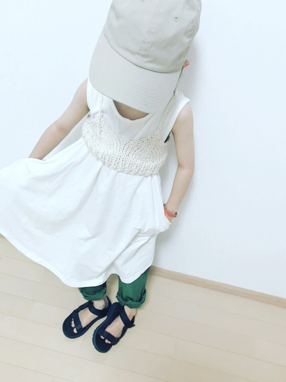 「夏セールで買いました、キッズコーデ、シンプル、ビスチェ、カーキパンツ、サンダル、ワンピース、handmade、サングラス」｜「newhattanのニューハッタンキャップ（キャップ、ベージュ系）」を使った、yuniiiii0130さん（キッズ・110cm）の夏コーディネートの1枚目の写真