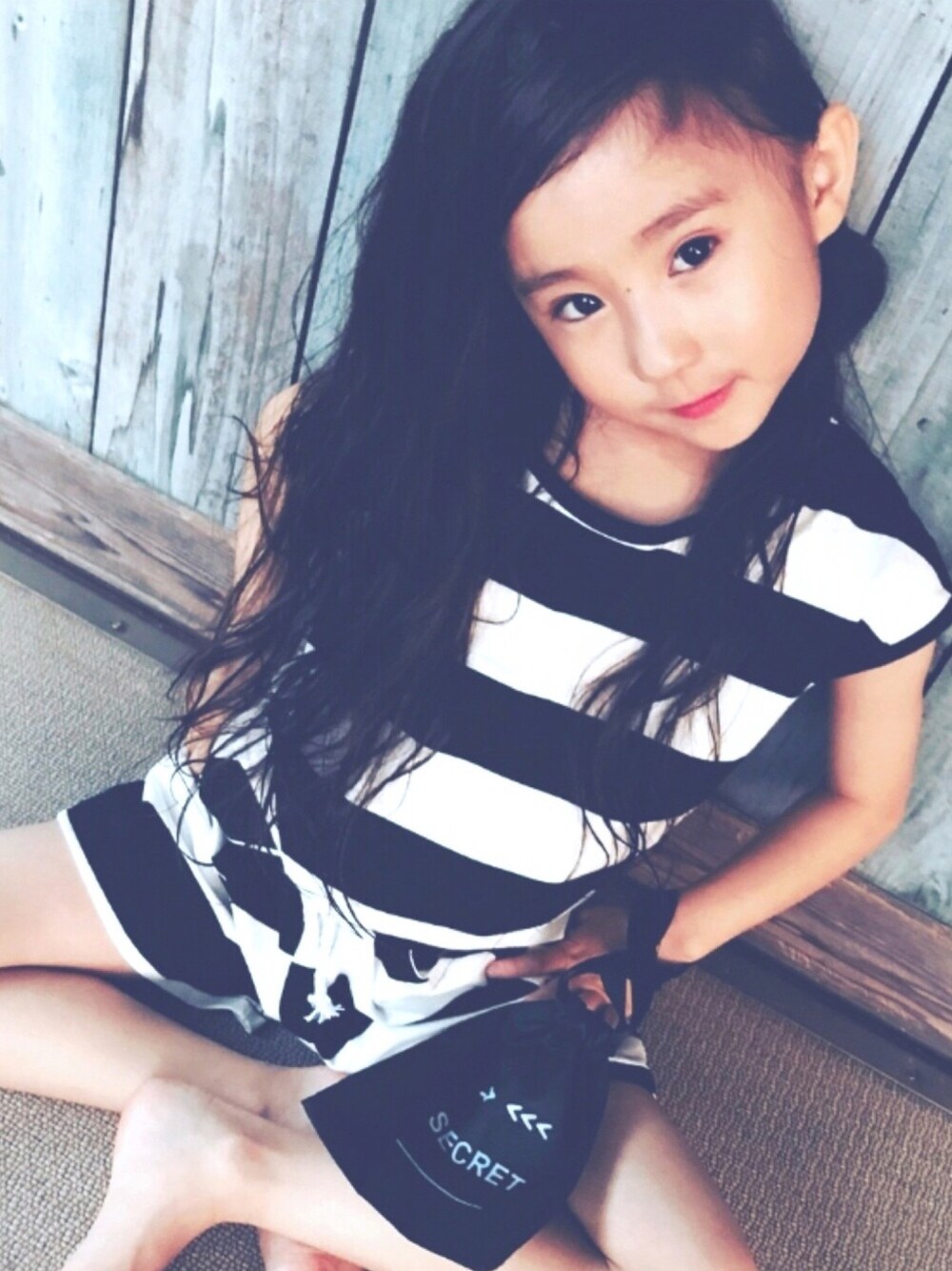 「夏コーデ、kids、女の子、ボーダー、セットアップ、ロングヘア、sourireweb、instagram」｜「@sourirewebのアイテム（セットアップ、ホワイト系）」を使った、yuniiiii0130さん（キッズ・110cm）の夏コーディネートの1枚目の写真