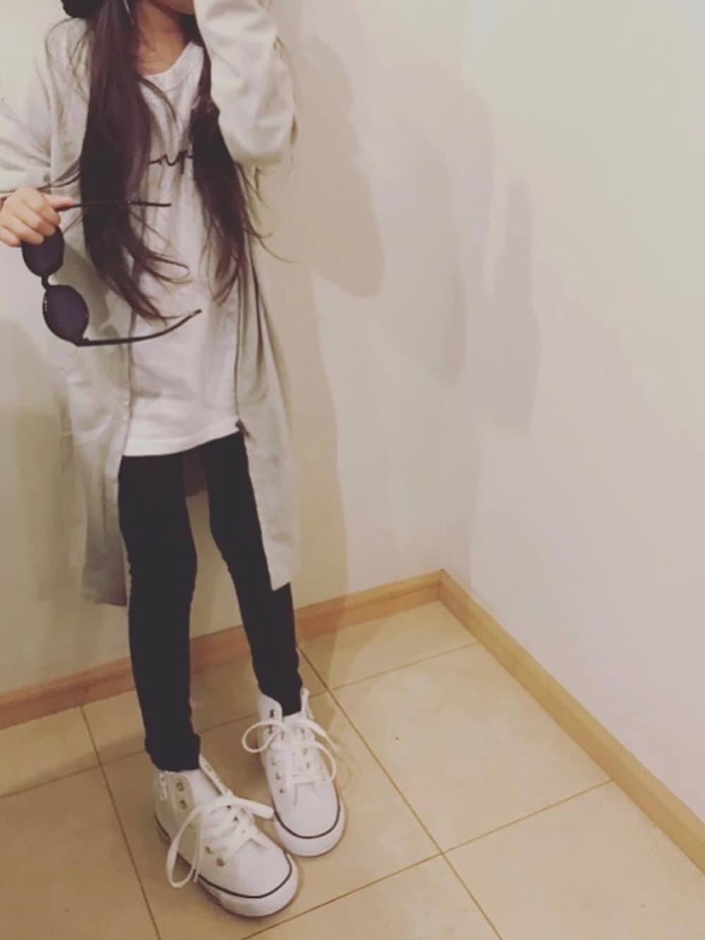 「秋服準備はじめました、秋コーデ、シンプル、プチプラ、コンバース、ロングカーディガン、グレー、ニット帽、黒スキニー、devirock」｜「devirockのアイテム（Tシャツ/カットソー、ホワイト系）」を使った、yuniiiii0130さん（キッズ・110cm）の秋コーディネートの1枚目の写真