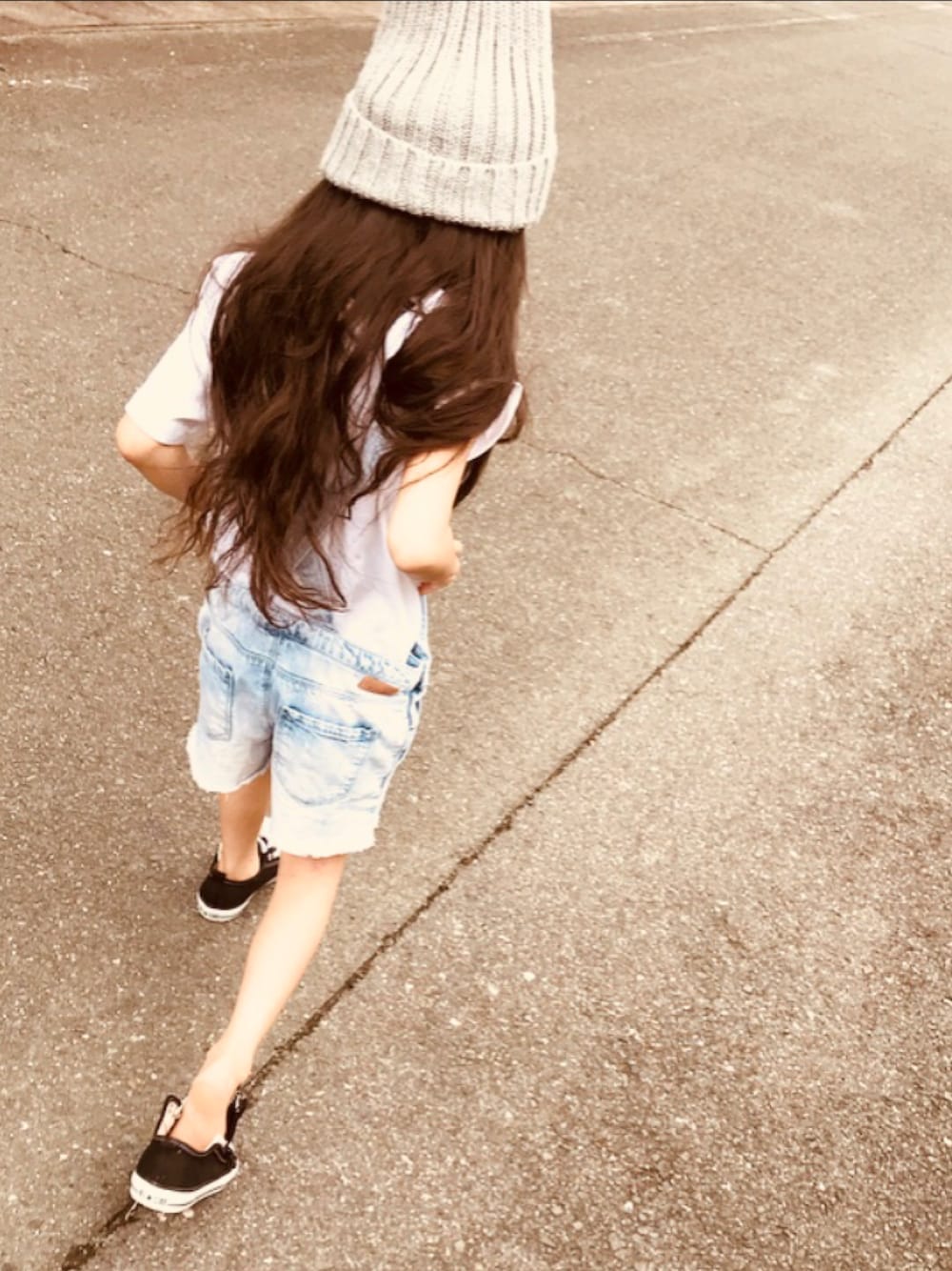 「キッズファッション、プチプラコーデ、西松屋、GU、ZARA KIDS、デニムサロペット、ニット帽、converse、サーフガール」｜「GUのアイテム（ニットキャップ/ビーニー、グレー系）」を使った、yuniiiii0130さん（キッズ・110cm）の秋コーディネートの1枚目の写真