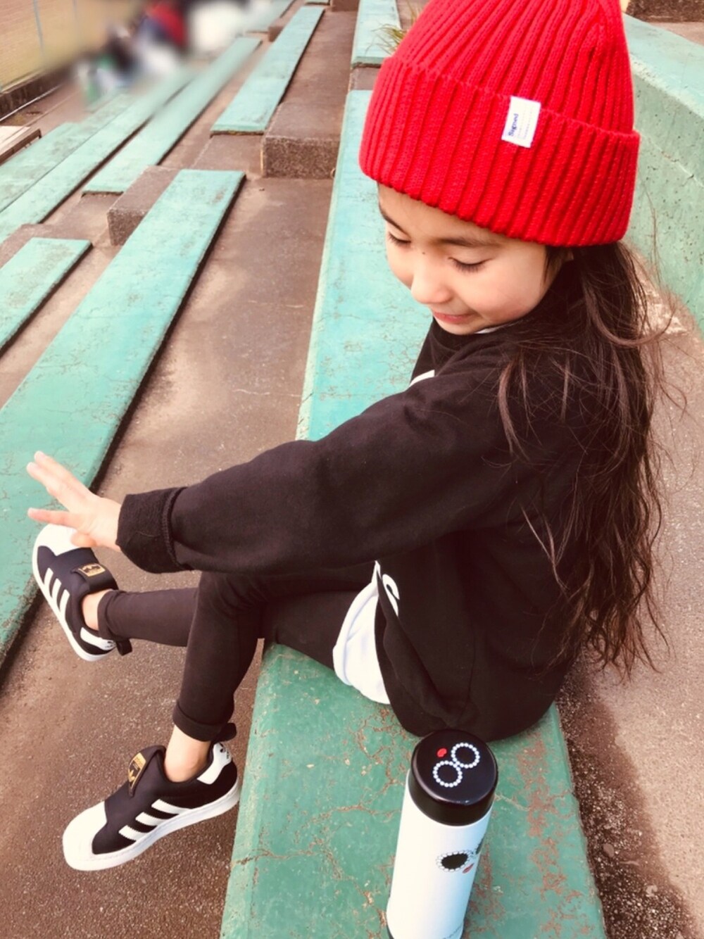 「平成最後のWEARISTAセンバツ、休日スタイル、ニット帽、シンプル、小学生、レイヤードスタイル、kids、スニーカー、adidas、韓国子ども服」｜「GLOBAL WORKのアイテム（ニットキャップ/ビーニー、レッド系）」を使った、yuniiiii0130さん（キッズ・110cm）の春コーディネートの1枚目の写真