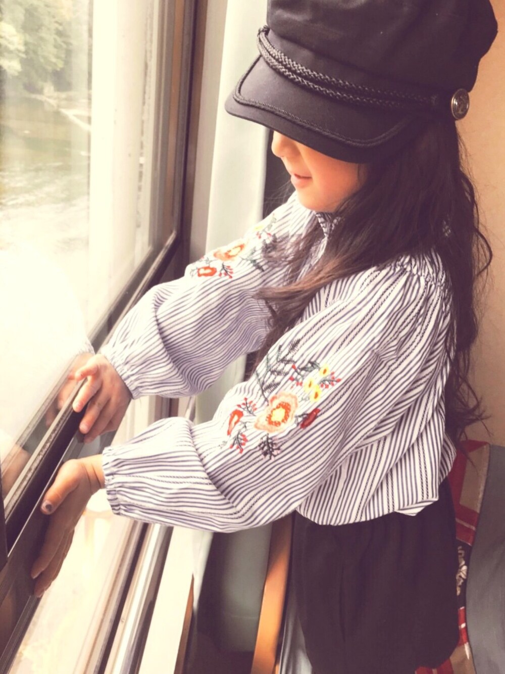 「女の子、プチプラコーデ、小学生、Branshes、グローバルワーク(GLOBAL WORK)、プティマイン、シースルー、kids、ブラウス」｜「petit mainの布帛マリンキャップ（キャスケット、ブラック系）」を使った、yuniiiii0130さん（キッズ・100cm）の春コーディネートの1枚目の写真