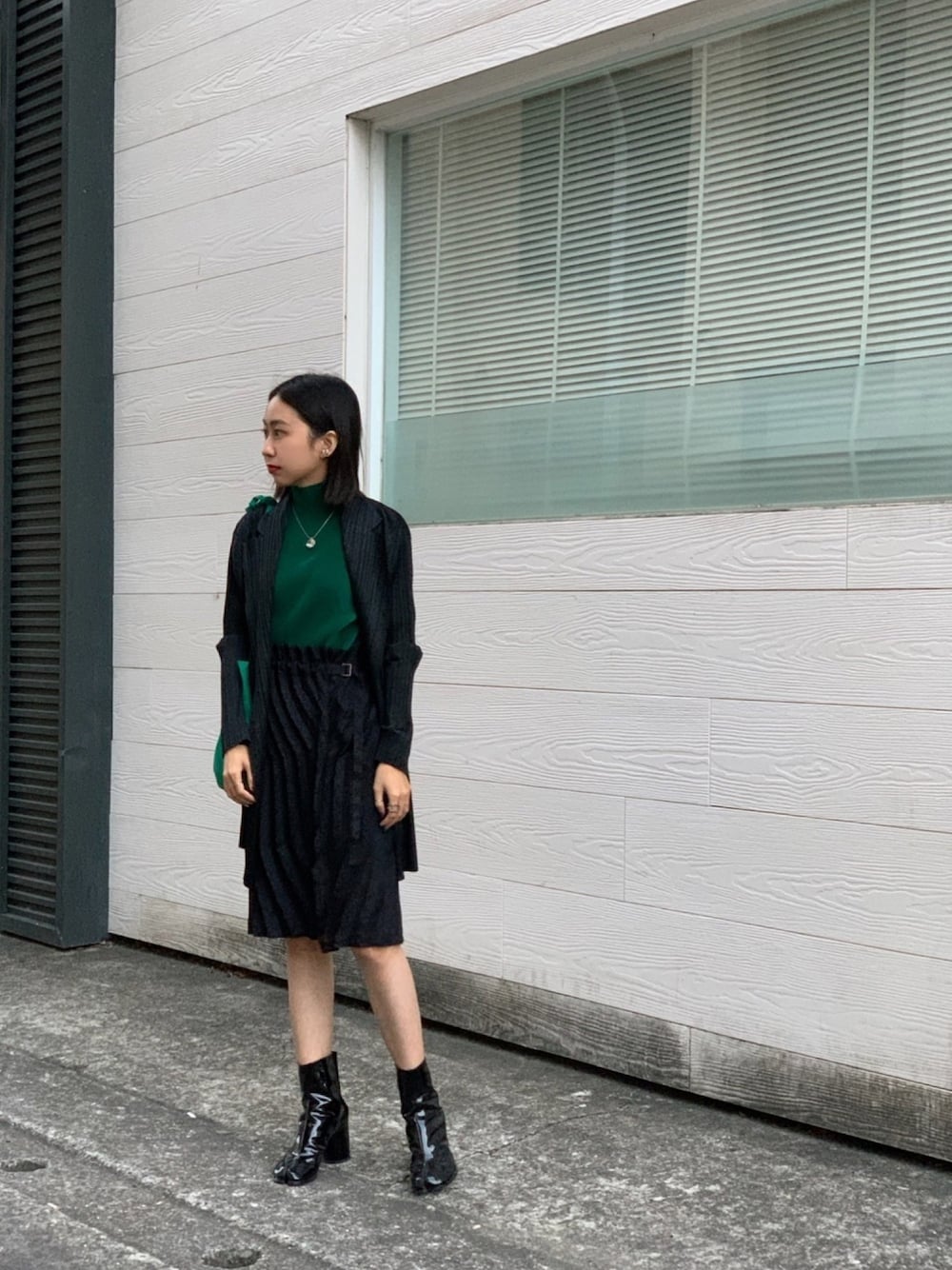 「ootd、ootdtw、PLEATS PLEASE、ISSEY MIYAKE、pleats、me by issey miyake、Maison Margiela、tabi、green、冬コーデ」｜「PLEATS PLEASEのアイテム（トップス、グリーン系）」を使った、B o nさん（レディース・156cm）の冬コーディネートの1枚目の写真
