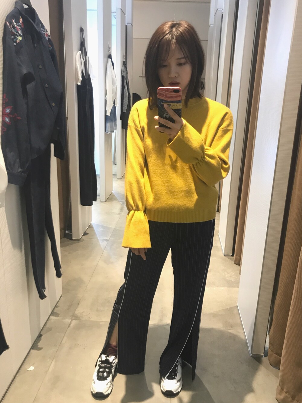 「URBAN RESEARCHのアイテム（ニット/セーター、イエロー系）」を使った、Lili Jさん（レディース・162cm）の冬コーディネートの1枚目の写真