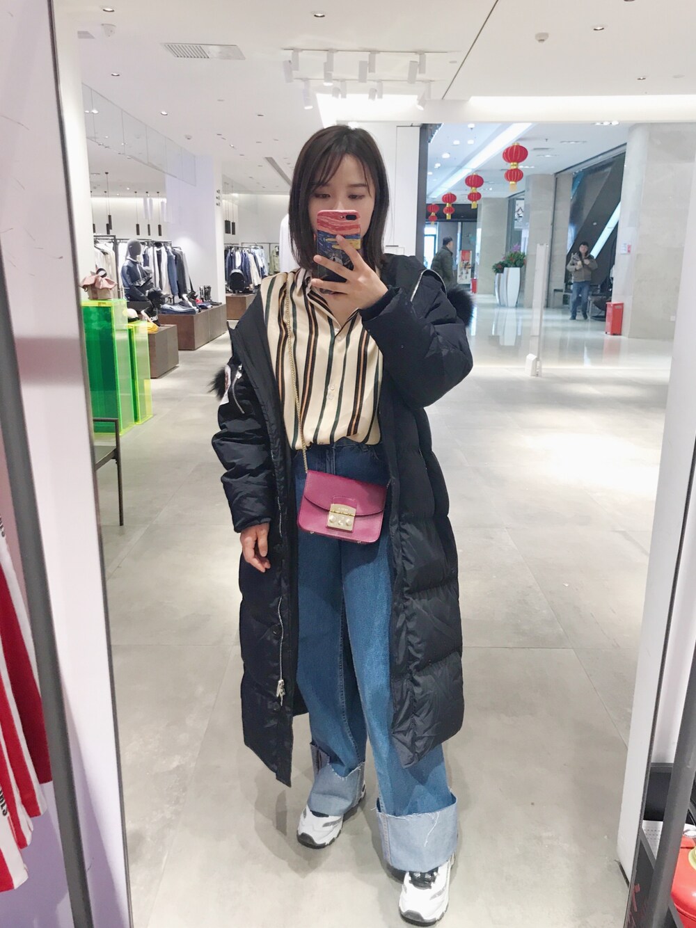 「FURLAのアイテム（ショルダーバッグ、レッド系）」を使った、Lili Jさん（レディース・162cm）の冬コーディネートの1枚目の写真