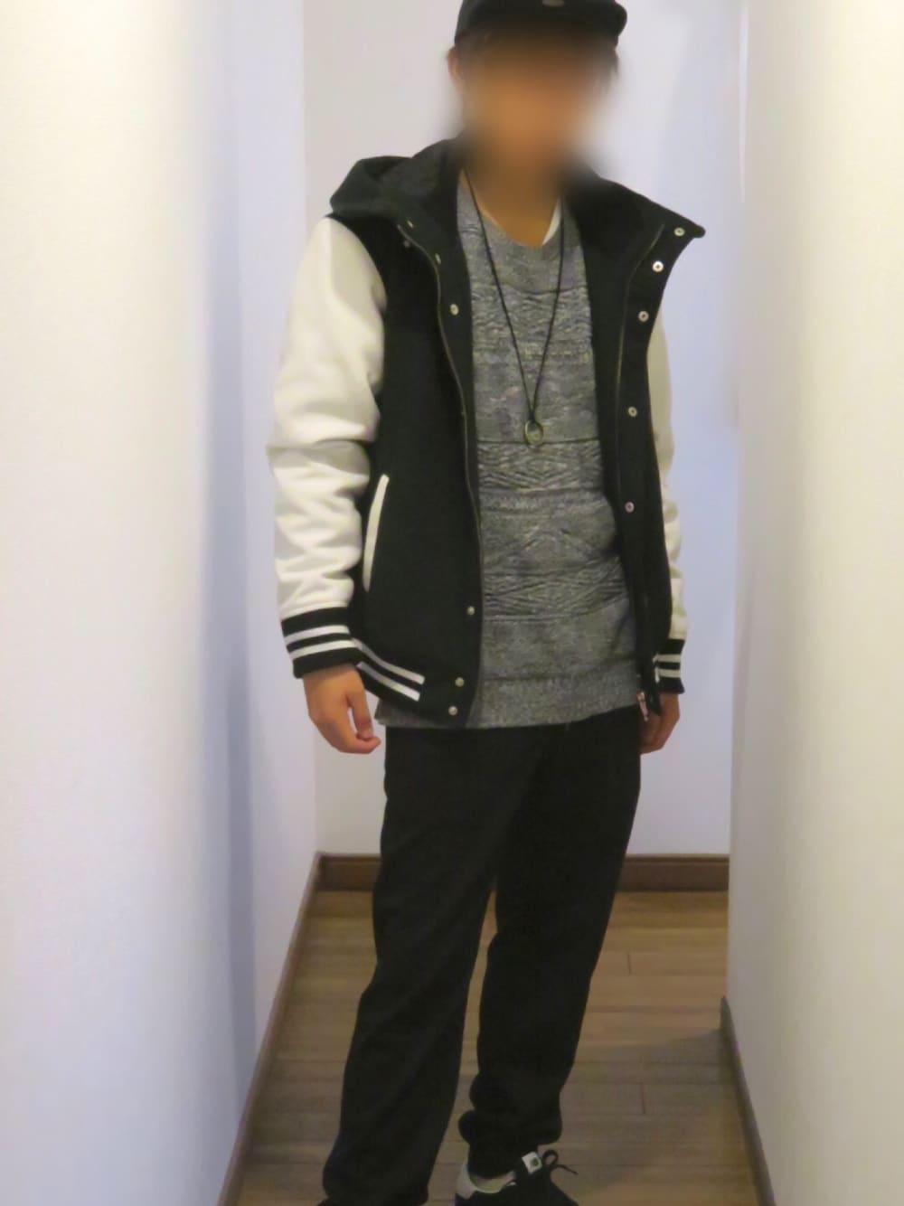 「シンプルコーデ、冬、黒、モノトーンコーデ、RAGEBLUE、アウター、BEAMS、スタジャン、ニット、クリスマス」｜「STUSSYのSmooth Denim Strapback Cap（キャップ、ブラック系）」を使った、やしくんさん（メンズ・168cm）の冬コーディネートの1枚目の写真