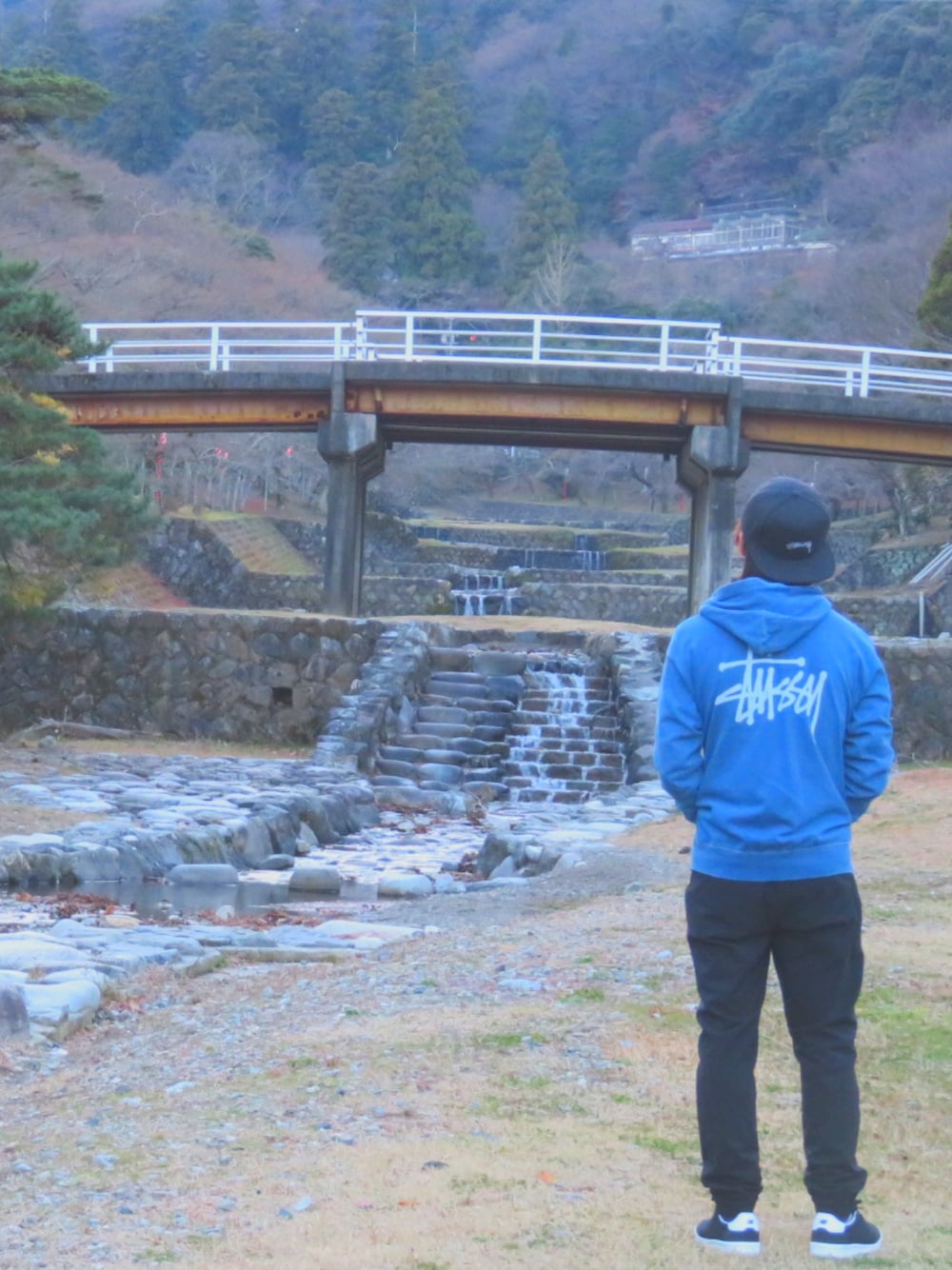 「スニーカー、シンプル、UNIQLO、stussy、パーカー、キャップ、養老の滝、後ろ姿、ストリート、ジョガーパンツ」｜「STUSSYのSmooth Denim Strapback Cap（キャップ、ブラック系）」を使った、やしくんさん（メンズ・168cm）の冬コーディネートの1枚目の写真