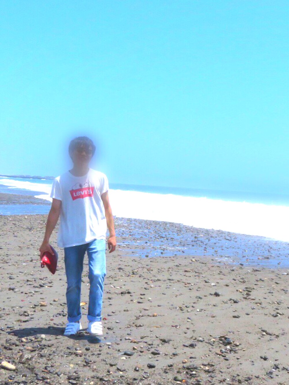 「夏セールで買いました、休日スタイル、夏コーデ、ロールアップ、白Tシャツ、白スニーカー、Levi's、海、デニム、スヌーピー」｜「Levi'sのLevi's - ロゴプリント Tシャツ - men - コットン - L（Tシャツ/カットソー、ホワイト系）」を使った、やしくんさん（メンズ・169cm）の夏コーディネートの1枚目の写真
