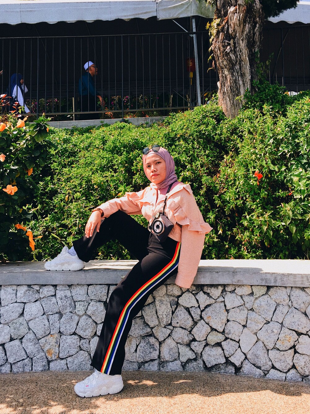 ピンク系のデニムジャケット、ブラック系のその他パンツ、ベージュ系のスニーカーを着用したレディースの冬コーディネートの1枚目の写真