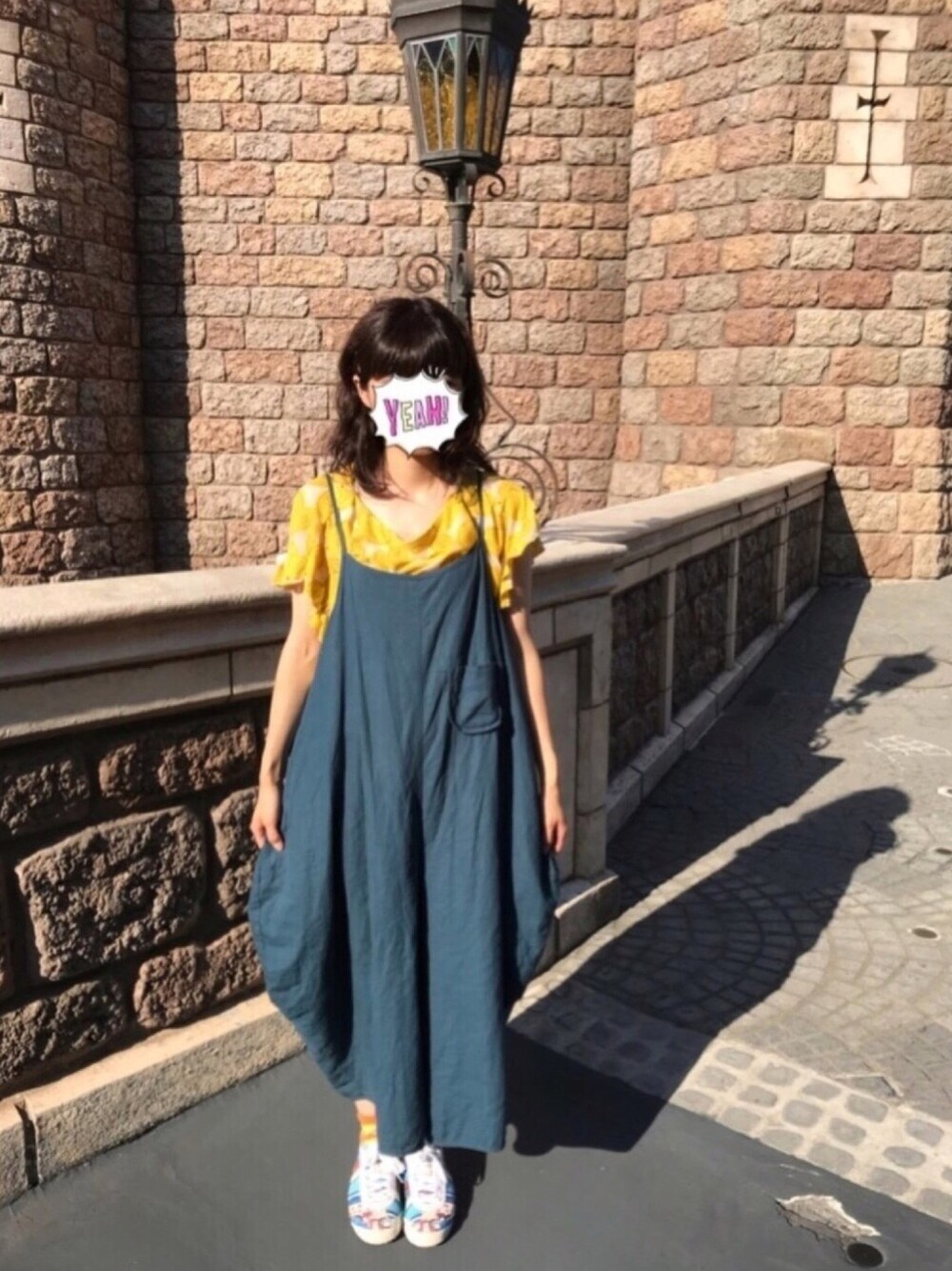 イエロー系のTシャツ/カットソー、グリーン系のその他パンツ、その他のスニーカーを着用したレディースの夏コーディネートの1枚目の写真