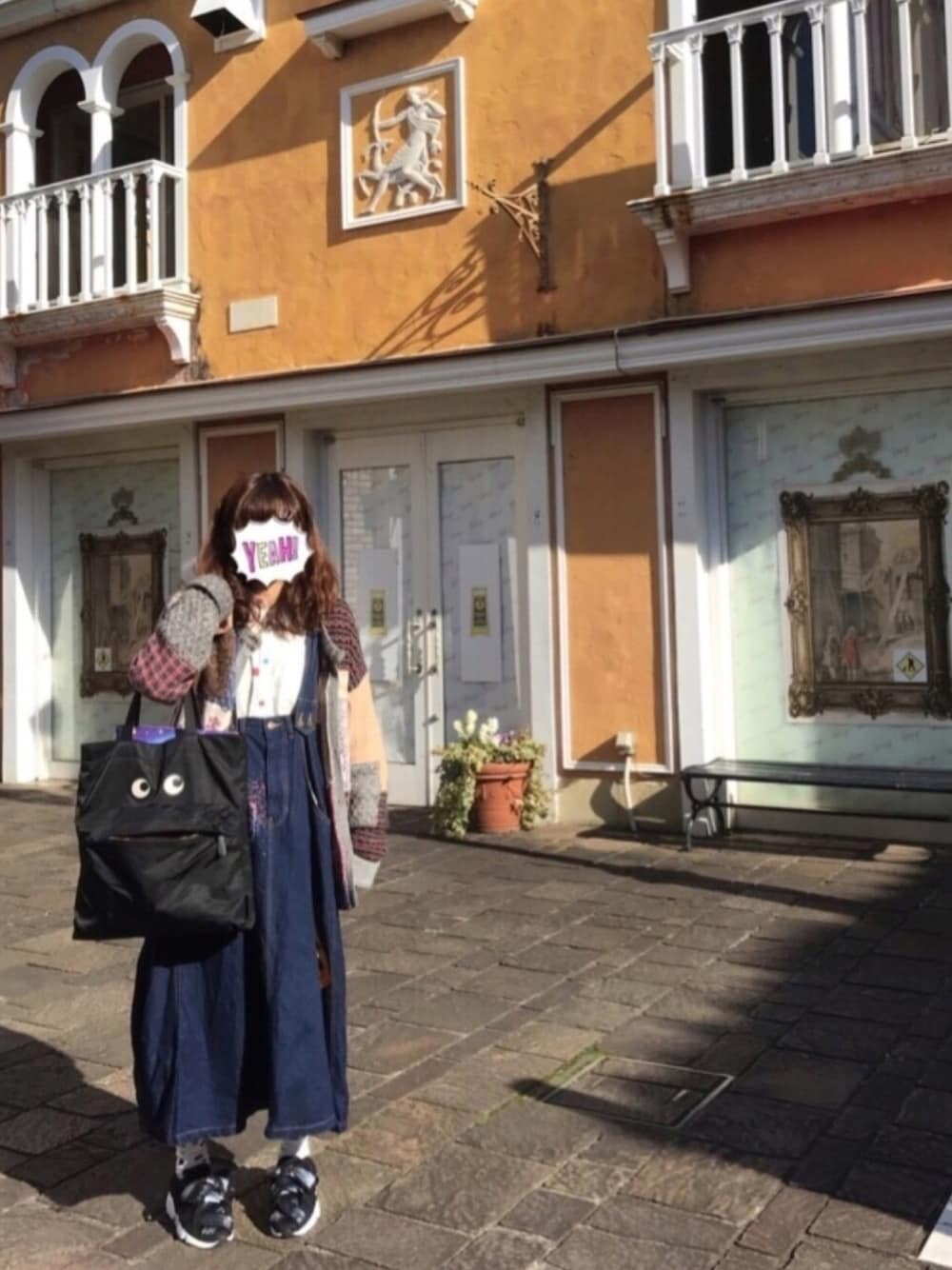 「フラボア、SOU・SOU、アニヤハインドマーチ、秋冬コーデ、スニーカー、大人カジュアル、カジュアルコーデ、年末WEAR感謝祭、まるこーでらっくす、カラフル日和」｜「FRAPBOISのフキダシシャツ（シャツ/ブラウス、ホワイト系）」を使った、まるこさん（レディース・164cm）の冬コーディネートの1枚目の写真
