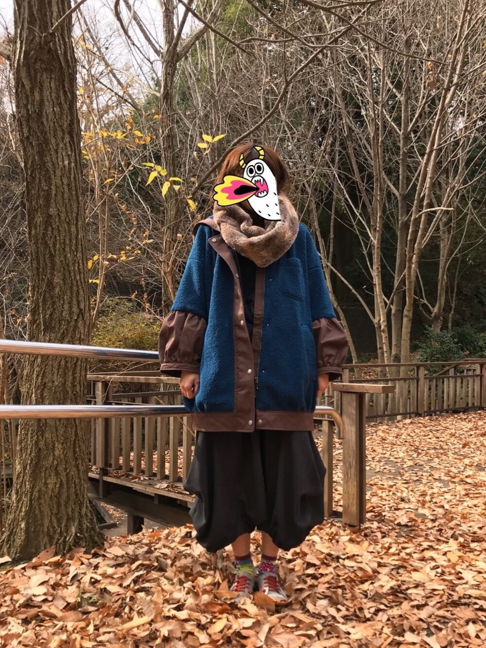 ブルー系のその他アウター、グレー系のその他パンツ、ベージュ系のストール/ショールを着用したレディースの冬コーディネートの1枚目の写真