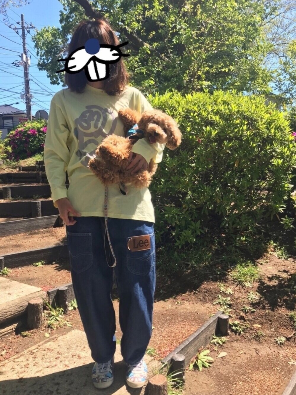 イエロー系のTシャツ/カットソー、ブルー系のその他パンツ、グレー系のソックス/靴下を着用したレディースの春コーディネートの1枚目の写真