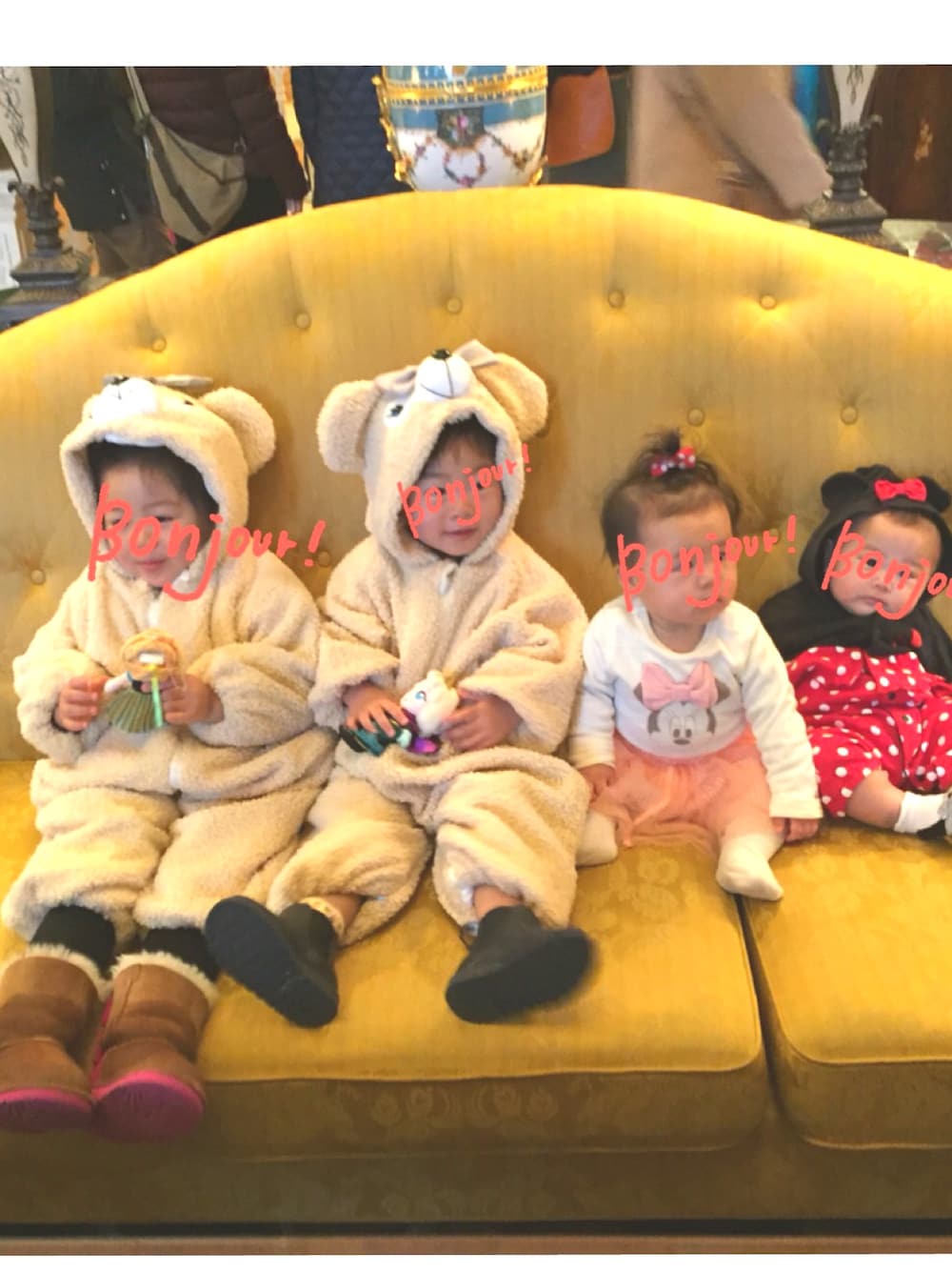 「シェリーメイ、ディズニーコーデ、ミニー」｜「UGGのアイテム（ブーツ、ブラウン系）」を使った、amiamiさん（キッズ・90cm）の冬コーディネートの1枚目の写真
