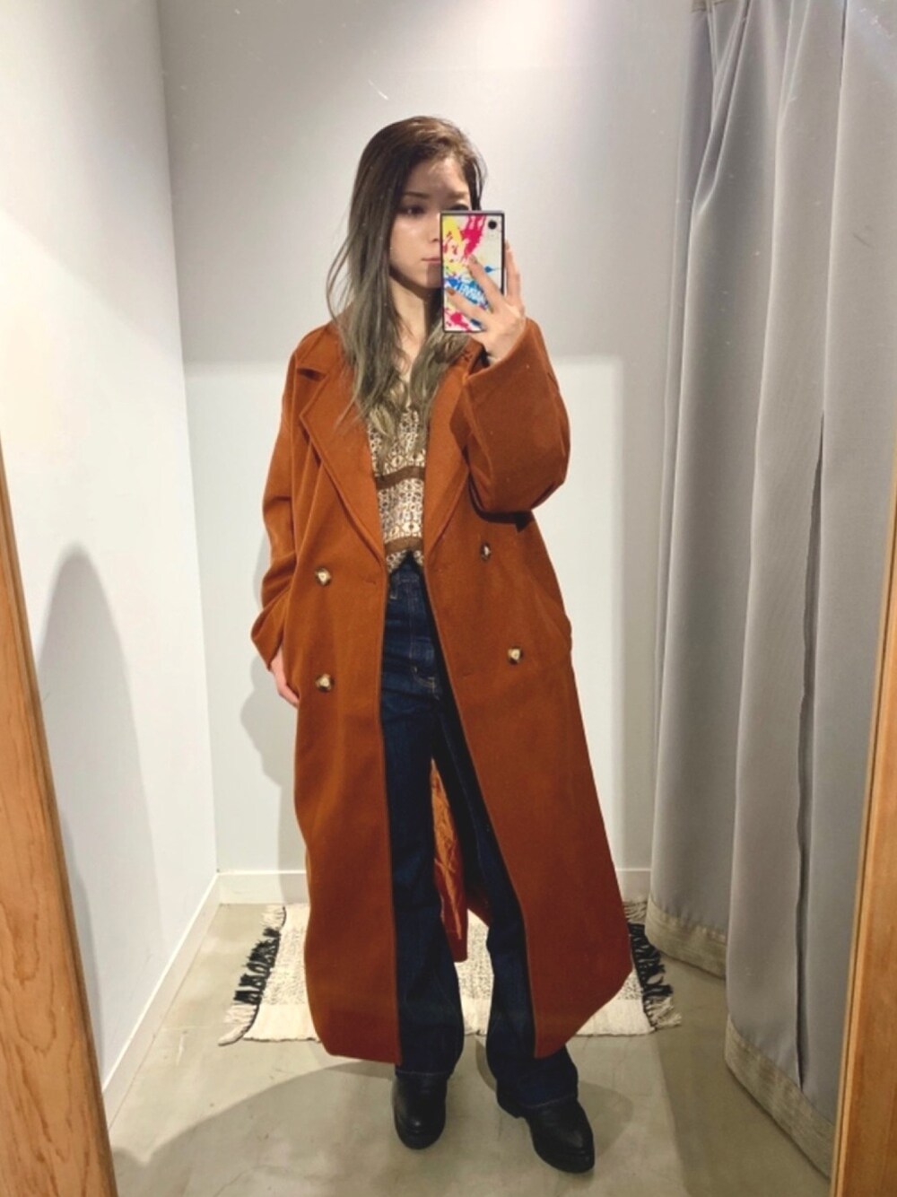 ブラウン系のチェスターコート、ブラウン系のニット/セーターを着用したレディースの秋コーディネートの1枚目の写真