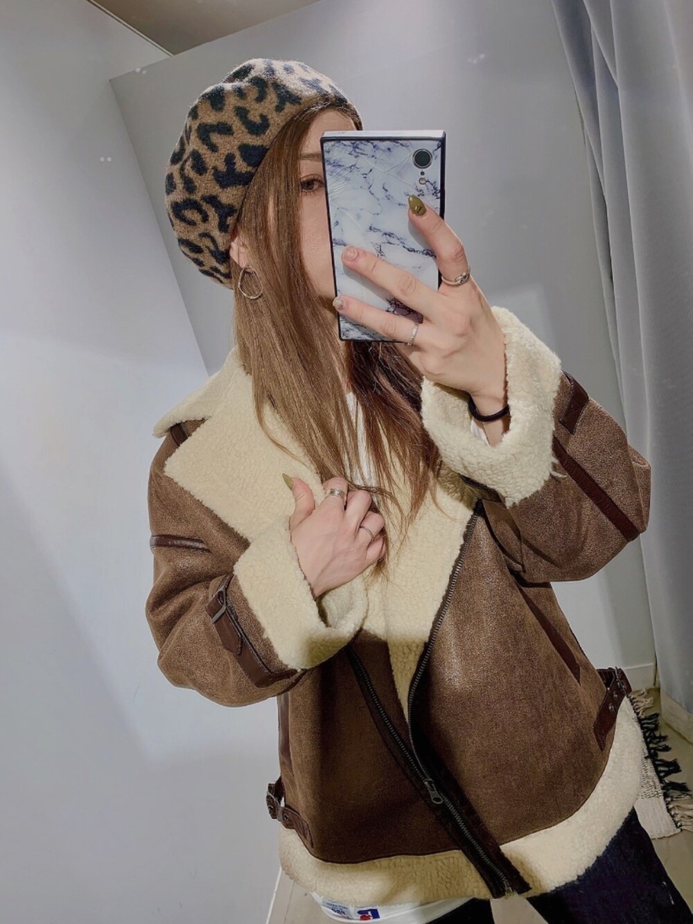 「カジュアル、低身長コーデ、ムートンコート、アウター、レオパード、ベレー帽」｜「SHAGGIEの【SHAGGIE】フェイクシープボアダブルジャケット（その他アウター、ブラウン系）」を使った、ぉマメさん（レディース・152cm）の冬コーディネートの1枚目の写真
