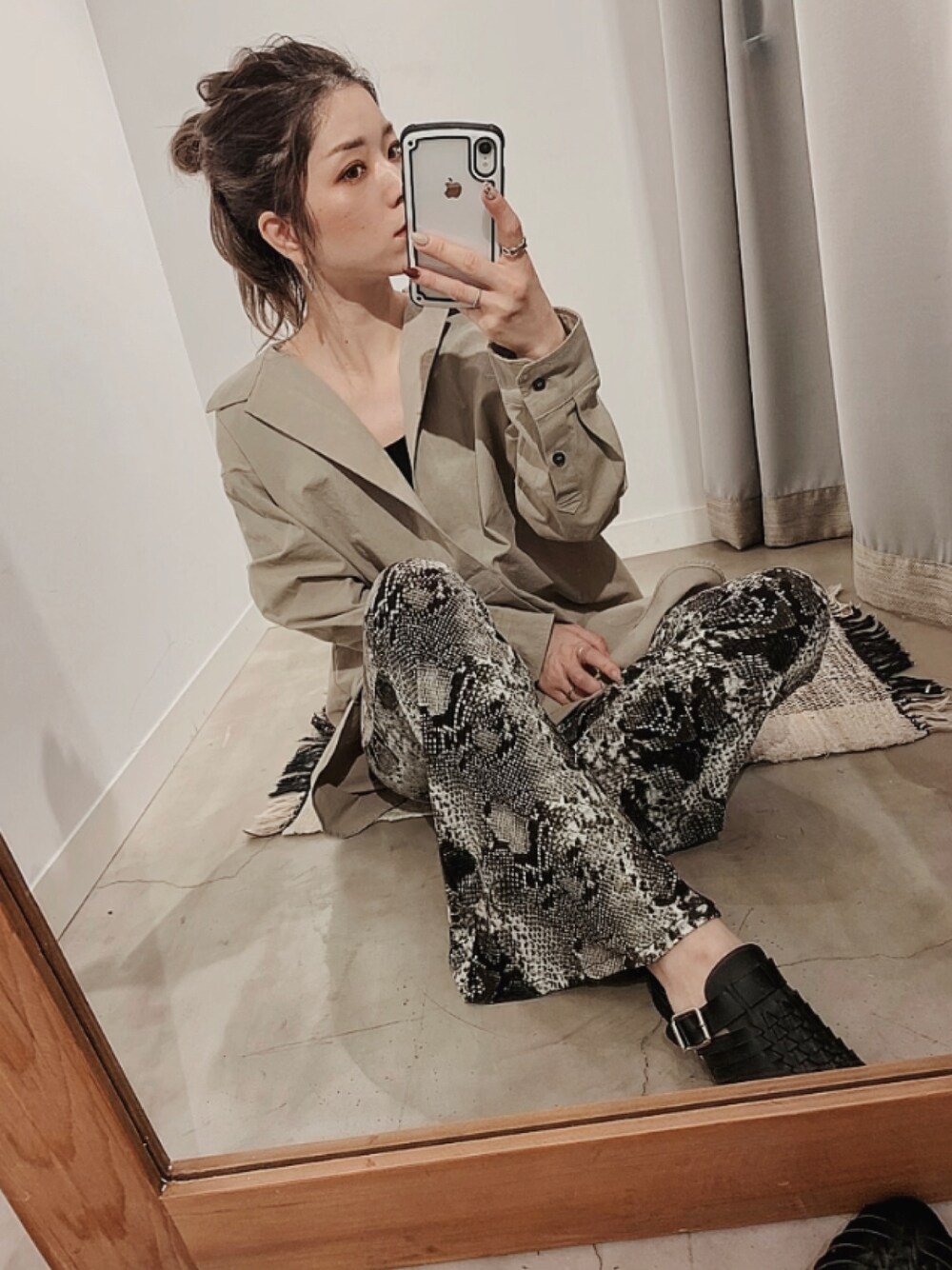 「大人カジュアル、パイソン柄、フレアパンツ、春コーデ、スキッパーシャツ、シャツスタイル」｜「SHAGGIEのアイテム（パンツ、ブラック系）」を使った、ぉマメさん（レディース・152cm）の冬コーディネートの1枚目の写真