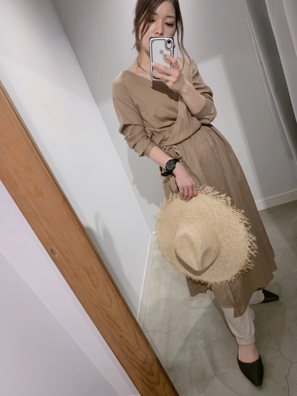 「大人カジュアル、春、春コーデ、低身長、ガウン、ガウンワンピース、ロングワンピース、麦わら帽子」｜「Auntie Rosa Holidayの【Holiday】リネン混カシュクールガウンワンピース（ワンピース、ベージュ系）」を使った、ぉマメさん（レディース・152cm）の春コーディネートの1枚目の写真